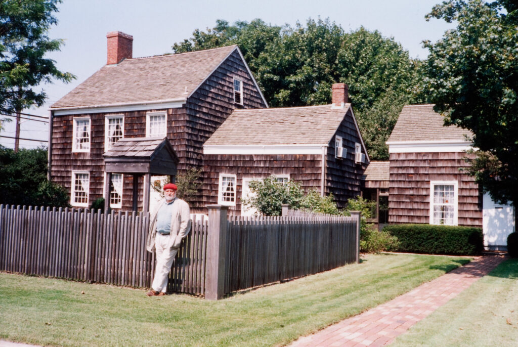 FJ Temple devant la maison de Walt Whitman à West Hills 1994