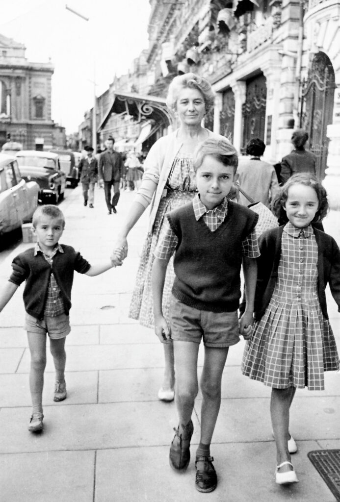 Les enfants de FT Temple avec leur grand-mère - 1960