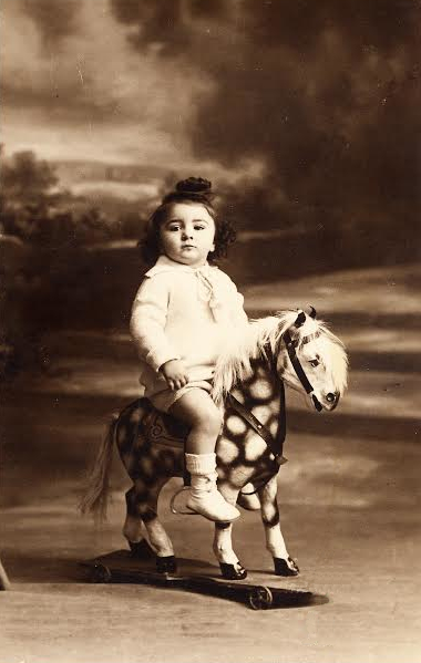 FJ Temple - Sur son cheval vers 2-3 ans
